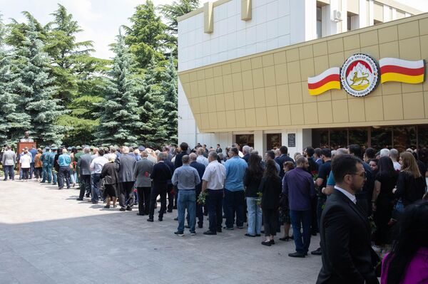 Церемония возложения цветов к бюсту первого руководителя Южной Осетии Тореза Кулумбегова Церемония возложения цветов к бюсту первого руководителя Южной Осетии Тореза Кулумбегова - Sputnik Южная Осетия
