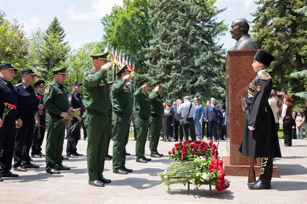 Церемония возложения цветов к бюсту первого руководителя Южной Осетии Тореза Кулумбегова Церемония возложения цветов к бюсту первого руководителя Южной Осетии Тореза Кулумбегова - Sputnik Южная Осетия