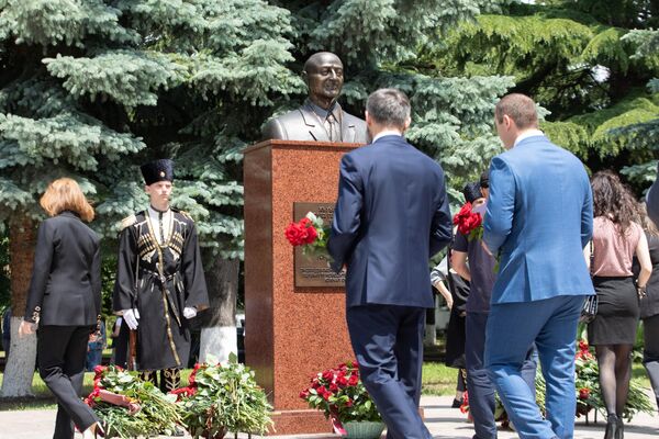 Церемония возложения цветов к бюсту первого руководителя Южной Осетии Тореза Кулумбегова Церемония возложения цветов к бюсту первого руководителя Южной Осетии Тореза Кулумбегова - Sputnik Южная Осетия
