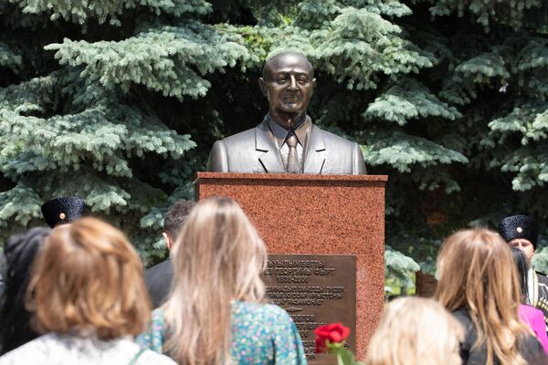 Церемония возложения цветов к бюсту первого руководителя Южной Осетии Тореза Кулумбегова Церемония возложения цветов к бюсту первого руководителя Южной Осетии Тореза Кулумбегова - Sputnik Южная Осетия