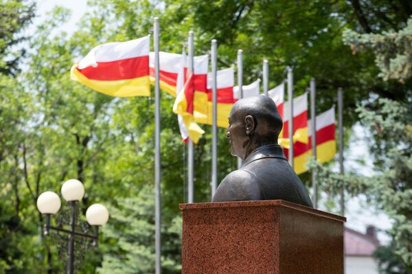 Церемония возложения цветов к бюсту первого руководителя Южной Осетии Тореза Кулумбегова Церемония возложения цветов к бюсту первого руководителя Южной Осетии Тореза Кулумбегова - Sputnik Южная Осетия