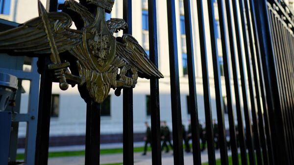 Герб на ограде здания министерства обороны РФ на Фрунзенской набережной в Москве. - Sputnik Южная Осетия