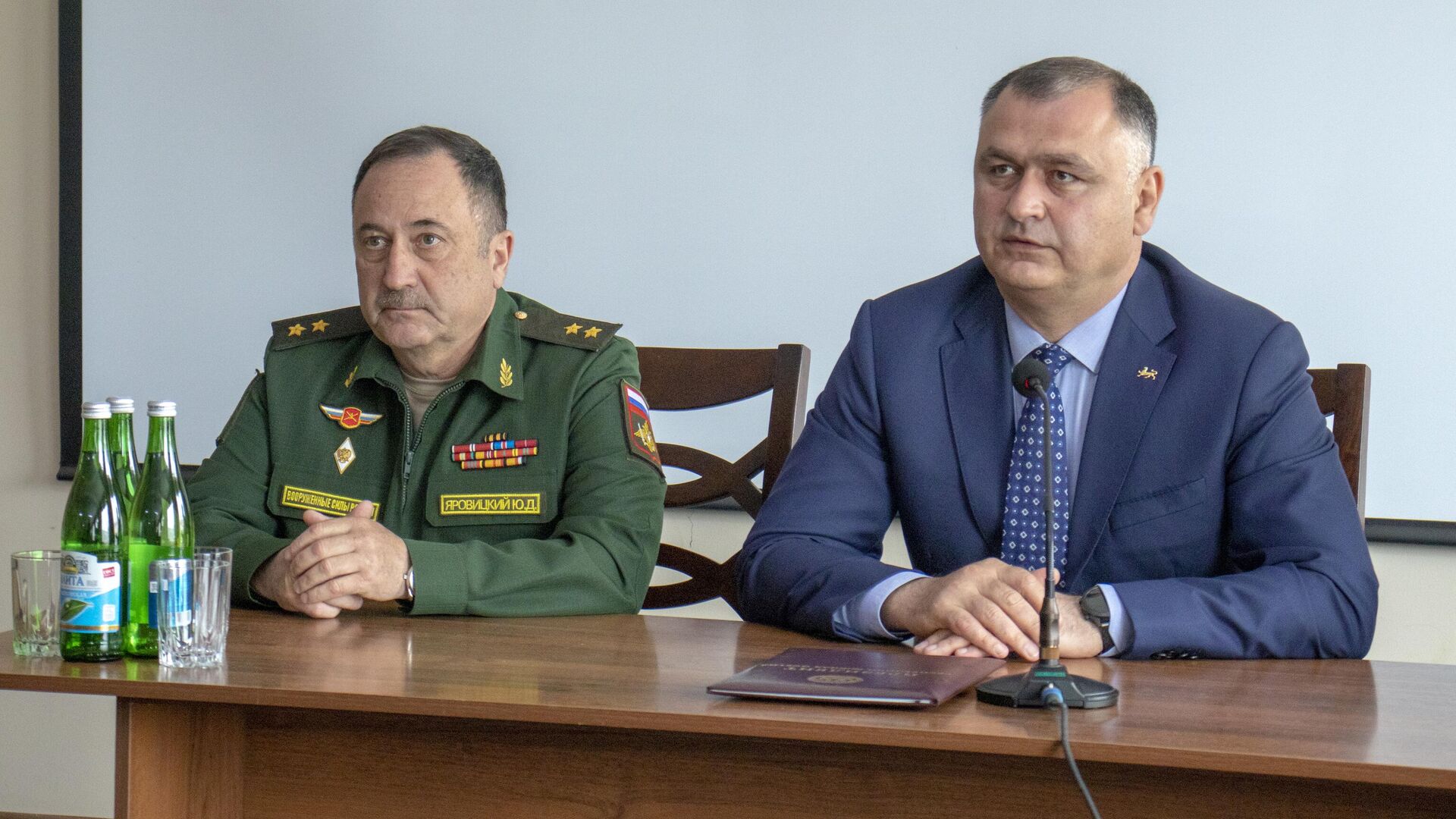 Президент Алан Гаглоев представил Минобороны нового министра Юрия Яровицкого Президент Алан Гаглоев представил Минобороны нового министра Юрия Яровицкого - Sputnik Южная Осетия, 1920, 03.06.2025