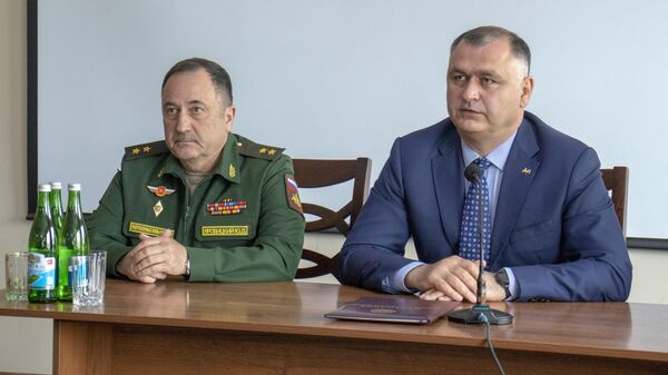 Президент Алан Гаглоев представил Минобороны нового министра Юрия Яровицкого - Sputnik Южная Осетия