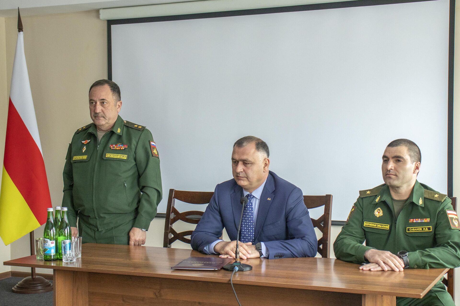 Президент Алан Гаглоев представил Минобороны нового министра Юрия Яровицкого Президент Алан Гаглоев представил Минобороны нового министра Юрия Яровицкого - Sputnik Южная Осетия, 1920, 03.06.2025