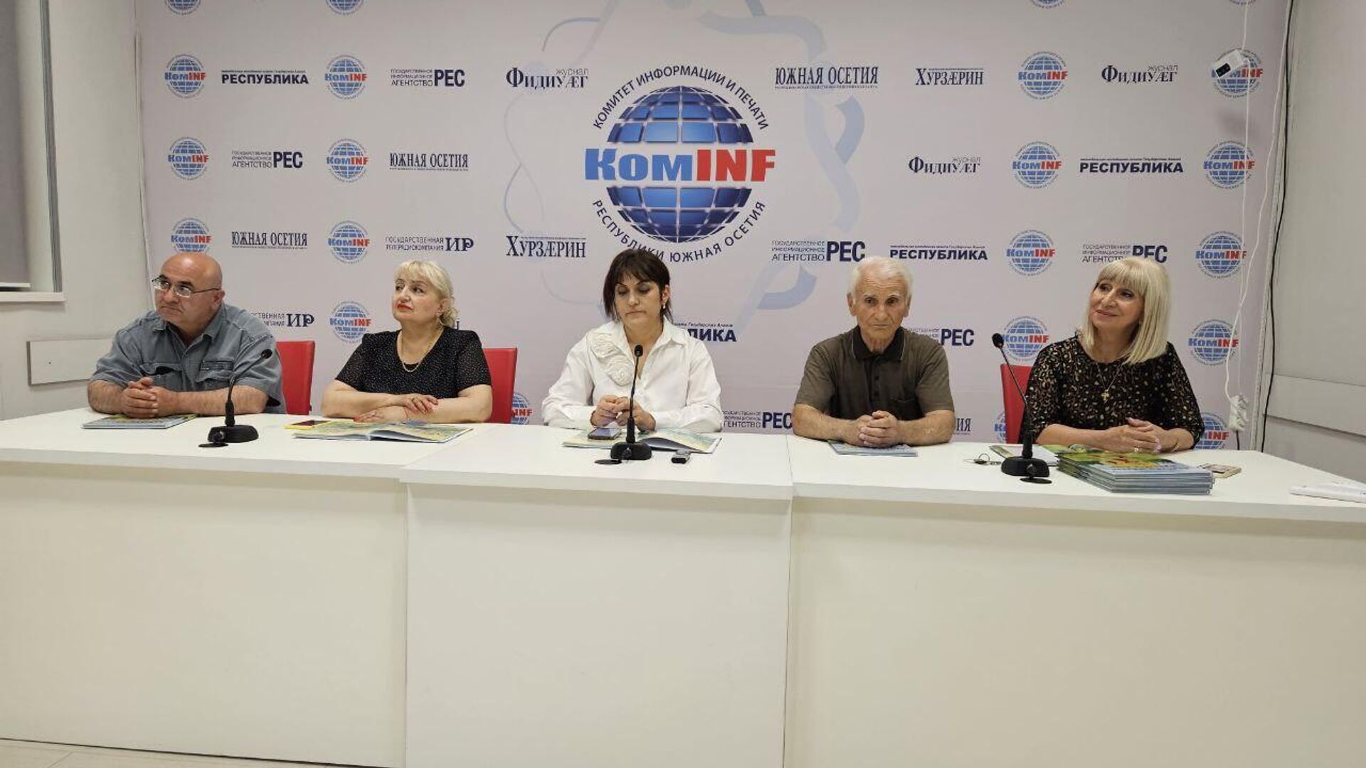 Презентация новой сказки Беллы Джигкаевой Презентация новой сказки Беллы Джигкаевой - Sputnik Южная Осетия, 1920, 04.06.2025