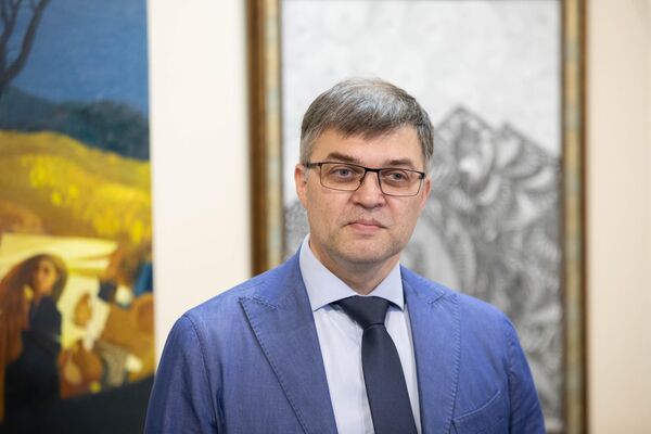 Сергей Комиссаров на открытии выставки художников &quot;Tskhinval 5&quot;, посвященной Дню России - Sputnik Южная Осетия