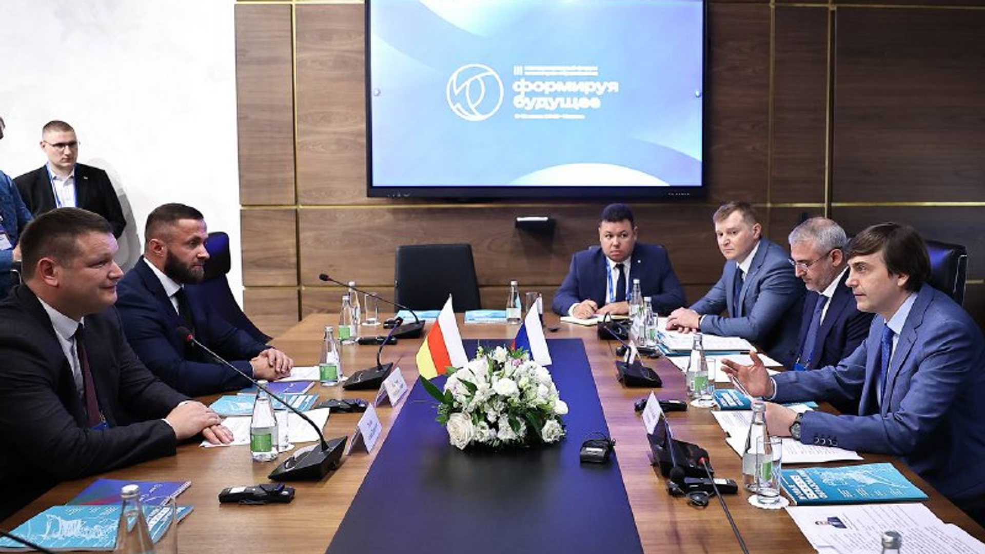 Встреча министра просвещения РФ Сергея Кравцова и министра образования и науки Южной Осетии Аслана Лолаева Встреча министра просвещения РФ Сергея Кравцова и министра образования и науки Южной Осетии Аслана Лолаева - Sputnik Южная Осетия, 1920, 11.06.2025