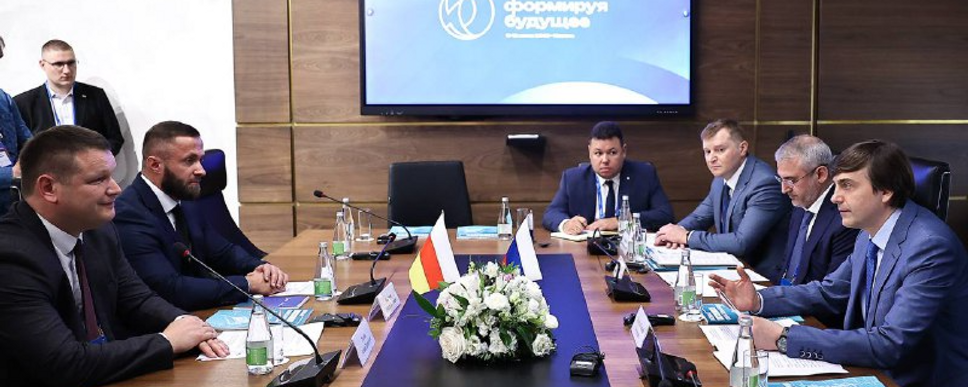 Встреча министра просвещения РФ Сергея Кравцова и министра образования и науки Южной Осетии Аслана Лолаева - Sputnik Южная Осетия, 1920, 11.06.2025