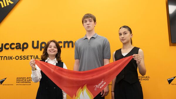Мария Гассиева, Геннадий Джиоев и Милена Дряева - Sputnik Южная Осетия
