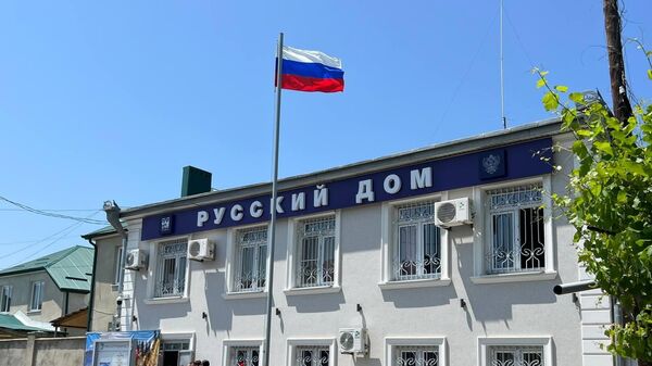 Торжественная церемония поднятия флага в честь Дня России перед Русским домом в Цхинвале  - Sputnik Южная Осетия
