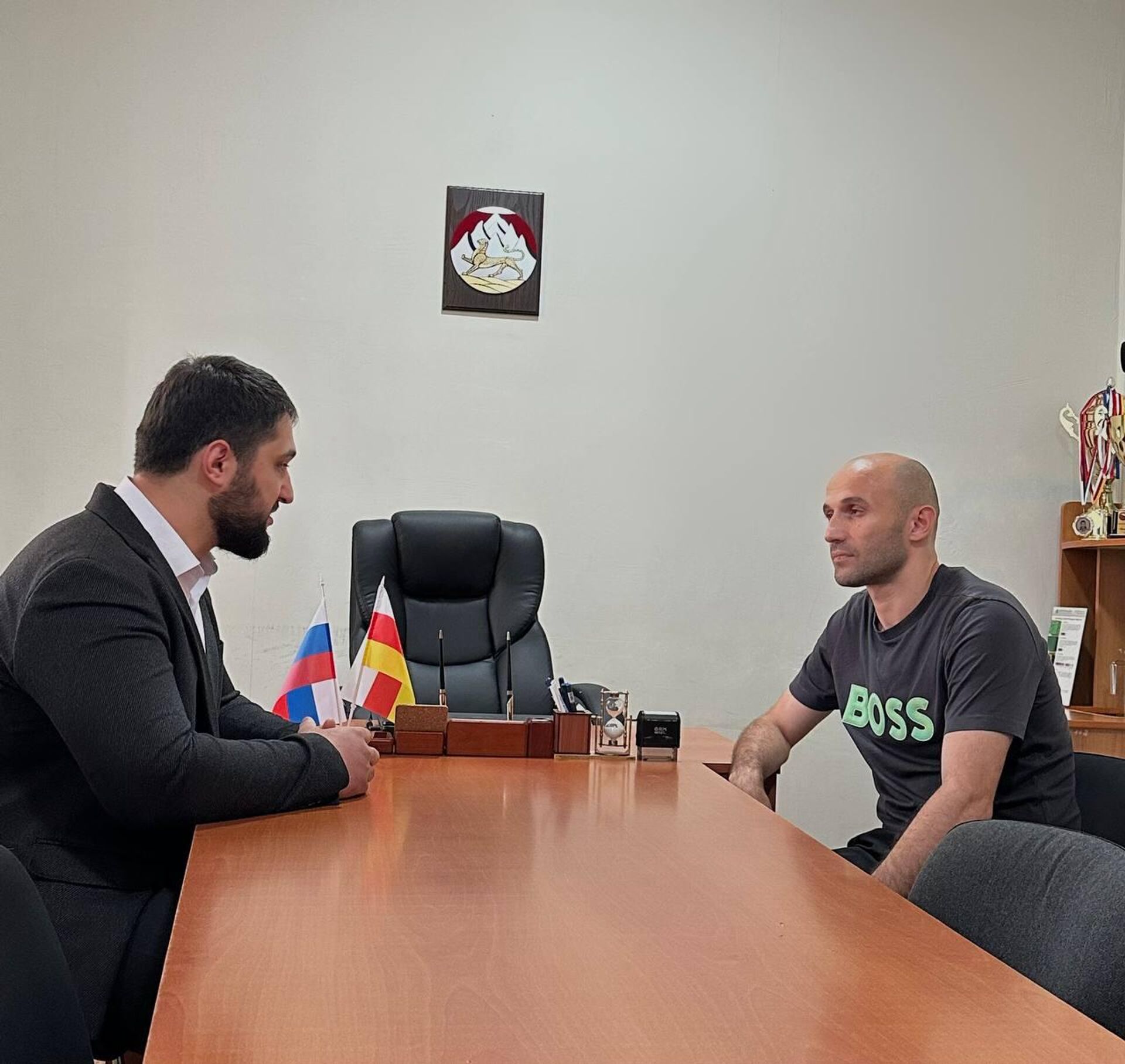 Встреча председателя комитета по молодежной политике и спорту Сослана Гассиева и футболиста Александра Гаглоева Встреча председателя комитета по молодежной политике и спорту Сослана Гассиева и футболиста Александра Гаглоева - Sputnik Южная Осетия, 1920, 12.06.2025