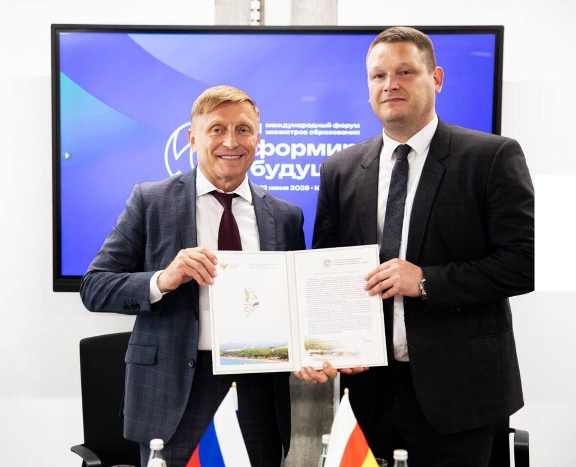 Министр образования и науки Республики Южная Осетия Аслан Лолаев и директор Всероссийского детского центра Орлёнок Александр Джеус  - Sputnik Южная Осетия, 1920, 16.06.2025