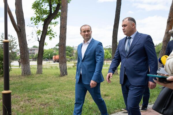 Президент А. Гаглоев осмотрел пруд в парке после его реконструкции Президент А. Гаглоев осмотрел пруд в парке после его реконструкции - Sputnik Южная Осетия