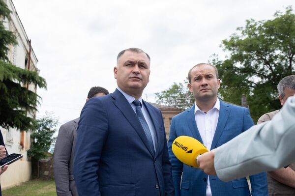 Президент А. Гаглоев осмотрел пруд в парке после его реконструкции Президент А. Гаглоев осмотрел пруд в парке после его реконструкции - Sputnik Южная Осетия