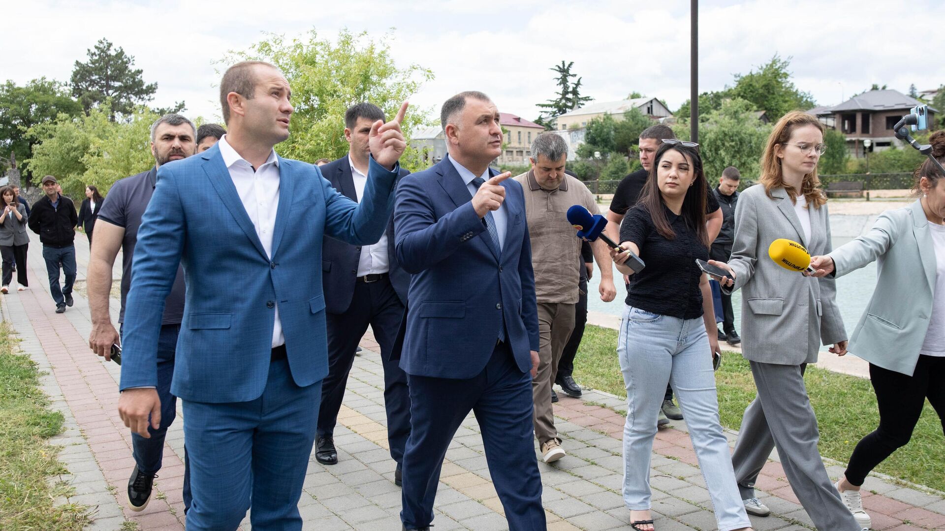 Президент А. Гаглоев осмотрел пруд в парке после его реконструкции Президент А. Гаглоев осмотрел пруд в парке после его реконструкции - Sputnik Южная Осетия, 1920, 18.06.2025