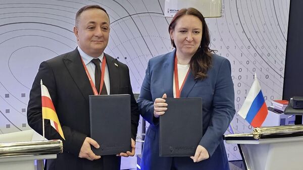 Хуссар Ирыстоны минӕвар Уӕрӕсейы Федерацийы Гасситы Знауыр ӕмӕ Мӕскуыйы геодези ӕмӕ картографийы паддзахадон университеты ректор Камынина Надежда - Sputnik Хуссар Ирыстон