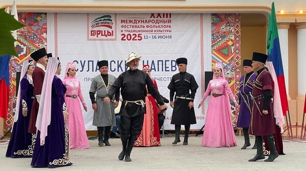 Ансамбль Амонд выступает на международном фестивале Горцы в Дагестане - Sputnik Южная Осетия