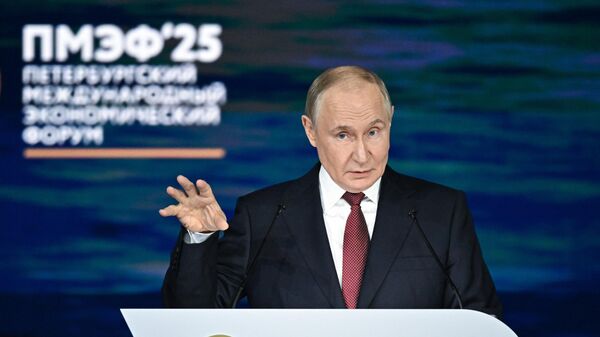 Президент РФ Владимир Путин на пленарном заседании ПМЭФ-2025 - Sputnik Южная Осетия