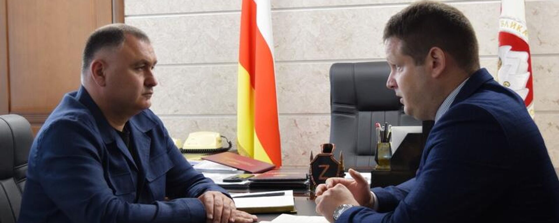 Президент Южной Осетии Алан Гаглоев провел рабочую встречу с министром образования и науки Асланом Лолаевым - Sputnik Южная Осетия, 1920, 23.06.2025