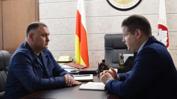 Президент Южной Осетии Алан Гаглоев провел рабочую встречу с министром образования и науки Асланом Лолаевым - Sputnik Южная Осетия