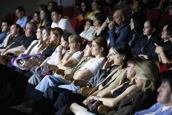 Премьера спектакля "Вечно живые" в Госдрамтеатре Южной Осетии Премьера спектакля "Вечно живые" в Госдрамтеатре Южной Осетии - Sputnik Южная Осетия