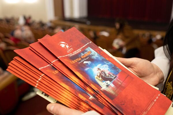 Премьера спектакля "Вечно живые" в Госдрамтеатре Южной Осетии Премьера спектакля "Вечно живые" в Госдрамтеатре Южной Осетии - Sputnik Южная Осетия