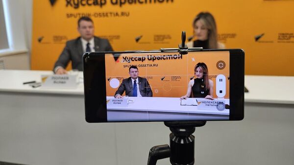 Пресс-конференция в Sputnik министра образования РЮО Аслана Лолаева  - Sputnik Южная Осетия
