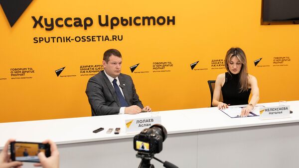 Пресс-конференция в Sputnik министра образования РЮО Аслана Лолаева  - Sputnik Южная Осетия