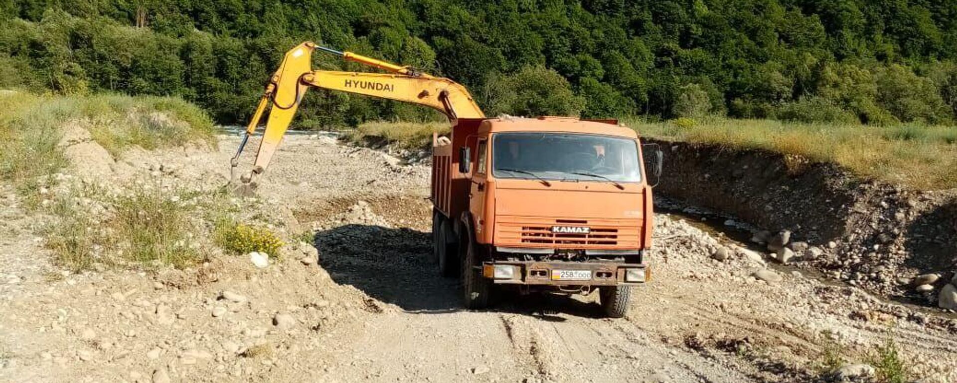 Добыча песчано-гравийной смеси в русле Малой Лиахвы  - Sputnik Южная Осетия, 1920, 28.06.2025