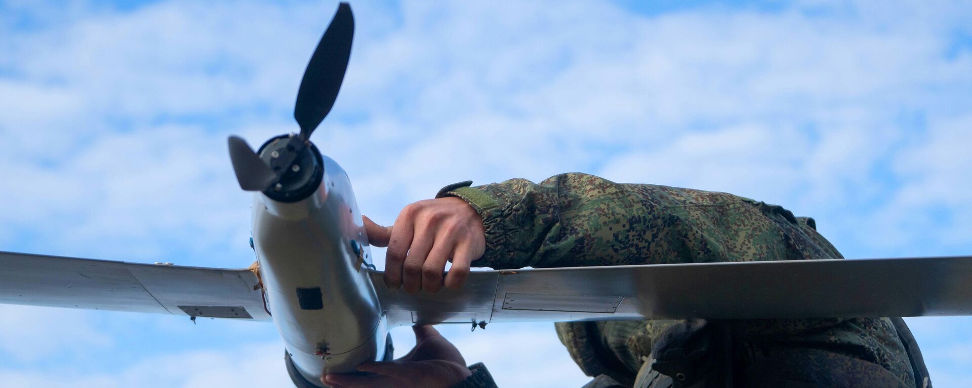 Российский военнослужащий запускает беспилотный летательный аппарат ZALA. Архивное фото  - Sputnik Южная Осетия, 1920, 04.07.2025