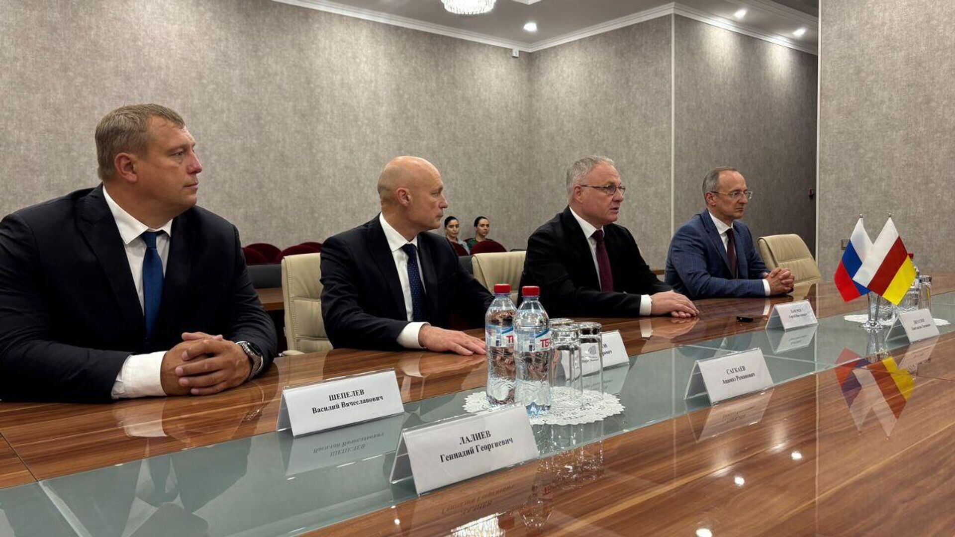 Встреча с делегацией МВД РФ во главе с начальником главного управления МВД России по СКФО Сергеем Бачуриным. Встреча с делегацией МВД РФ во главе с начальником главного управления МВД России по СКФО Сергеем Бачуриным. - Sputnik Южная Осетия, 1920, 04.07.2025