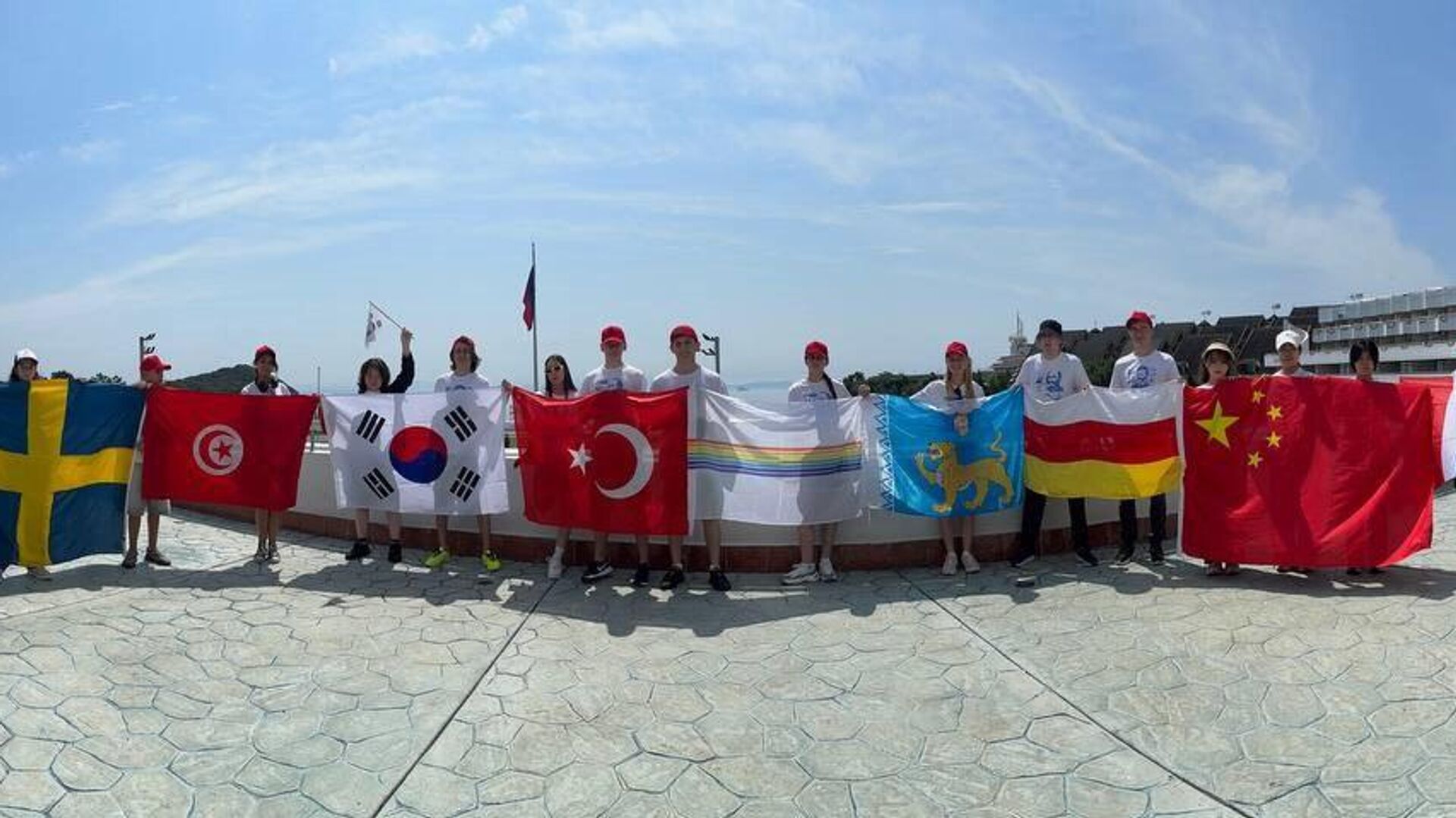 Участники программы Здравствуй, Россия! из Южной Осетии с ребятами из других стран Участники программы Здравствуй, Россия! из Южной Осетии с ребятами из других стран - Sputnik Южная Осетия, 1920, 08.07.2025