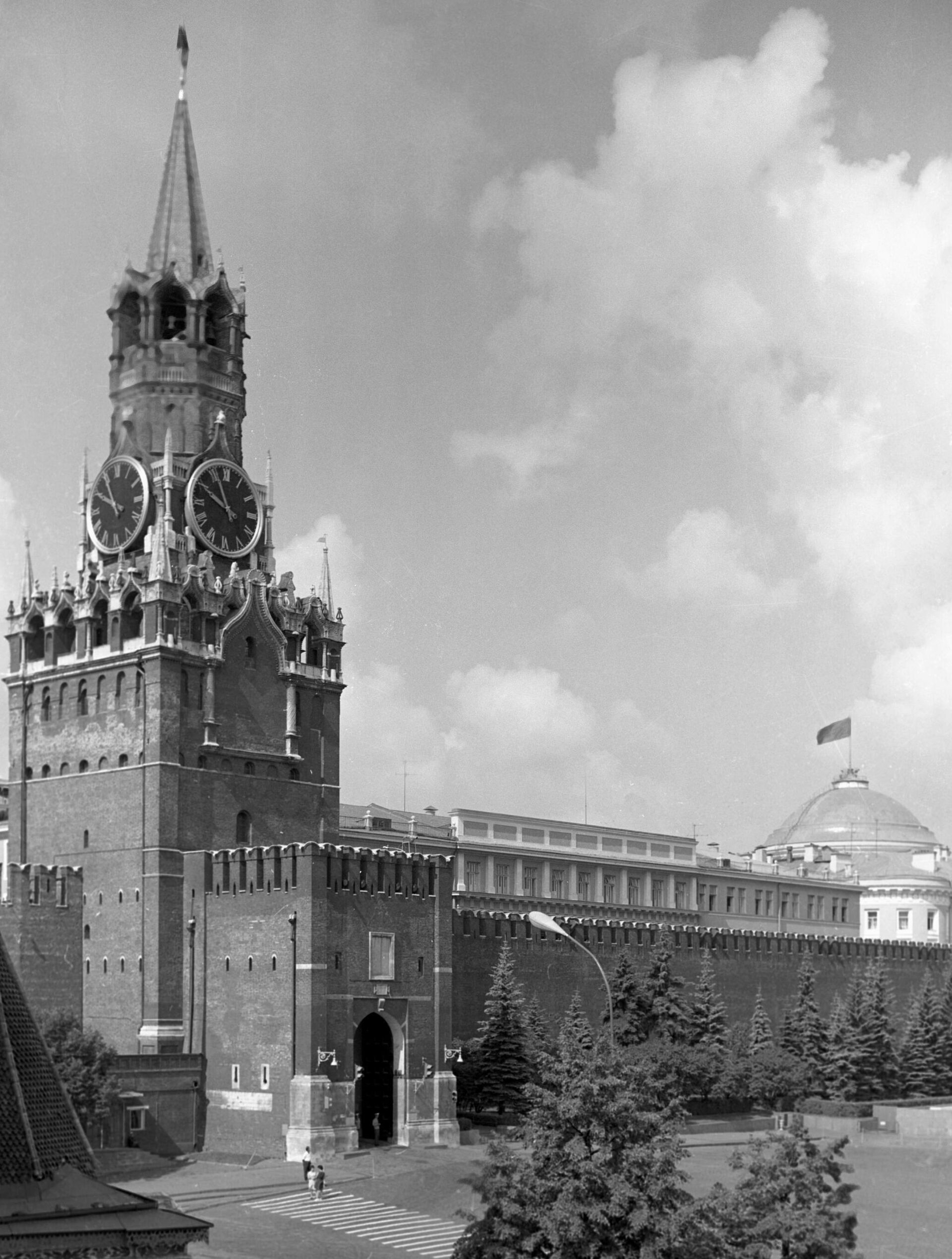 Спасская башня Московского Кремля выходит на Красную площадь. В башне расположены главные ворота Кремля — Спасские, в шатре башни установлены знаменитые часы — куранты. Построена в 1491 году. Спасская башня Московского Кремля выходит на Красную площадь. В башне расположены главные ворота Кремля — Спасские, в шатре башни установлены знаменитые часы — куранты. Построена в 1491 году. - Sputnik Южная Осетия, 1920, 09.07.2025