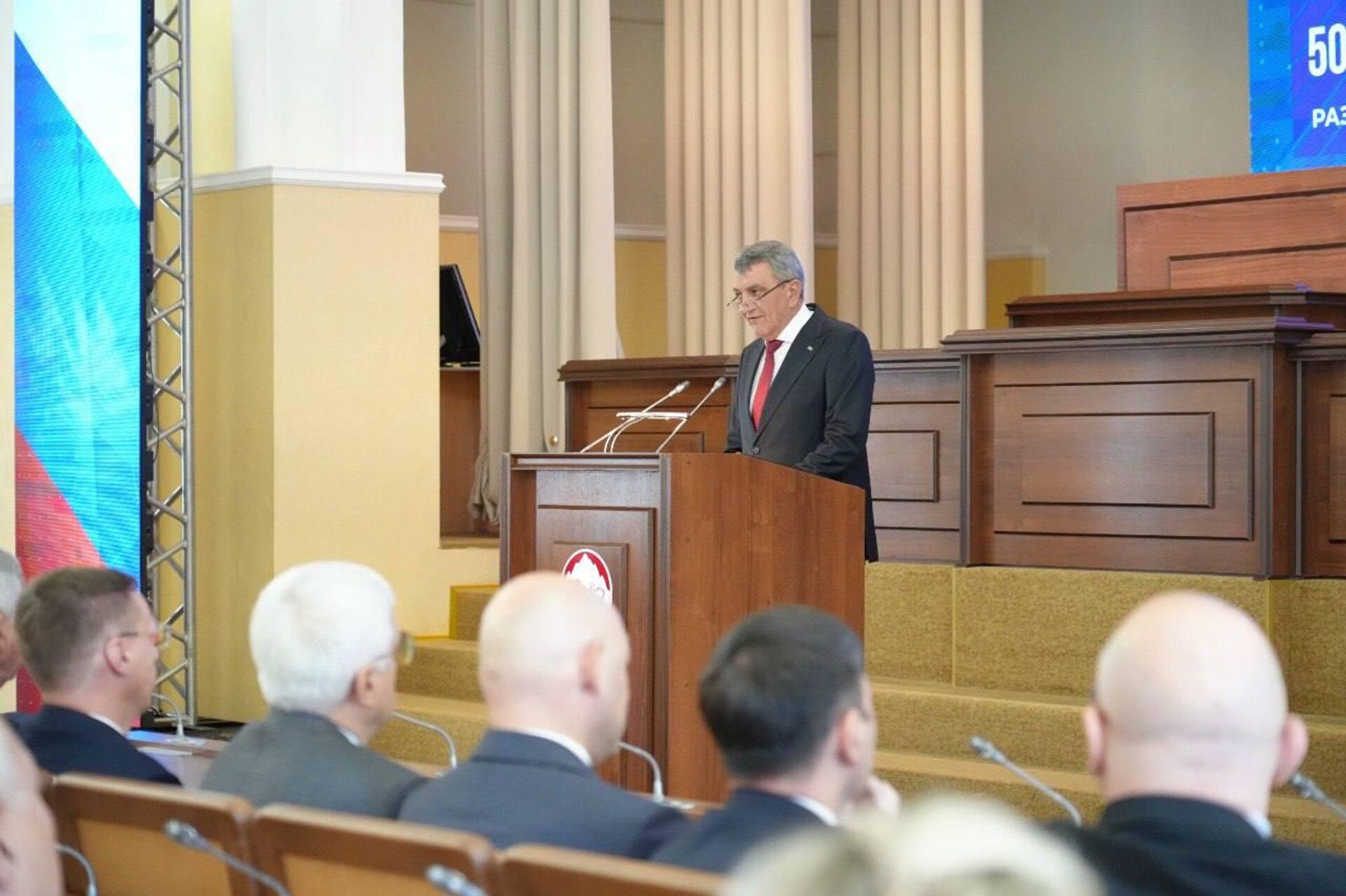 Глава Северной Осетии Сергей Меняйло выступает перед парламентом республики Глава Северной Осетии Сергей Меняйло выступает перед парламентом республики - Sputnik Южная Осетия, 1920, 10.07.2025