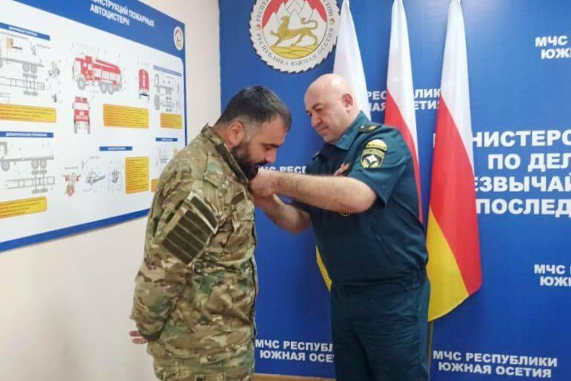 В МЧС РЮО наградили молодых ребят за спасение утопающих В МЧС РЮО наградили молодых ребят за спасение утопающих - Sputnik Южная Осетия, 1920, 11.07.2025