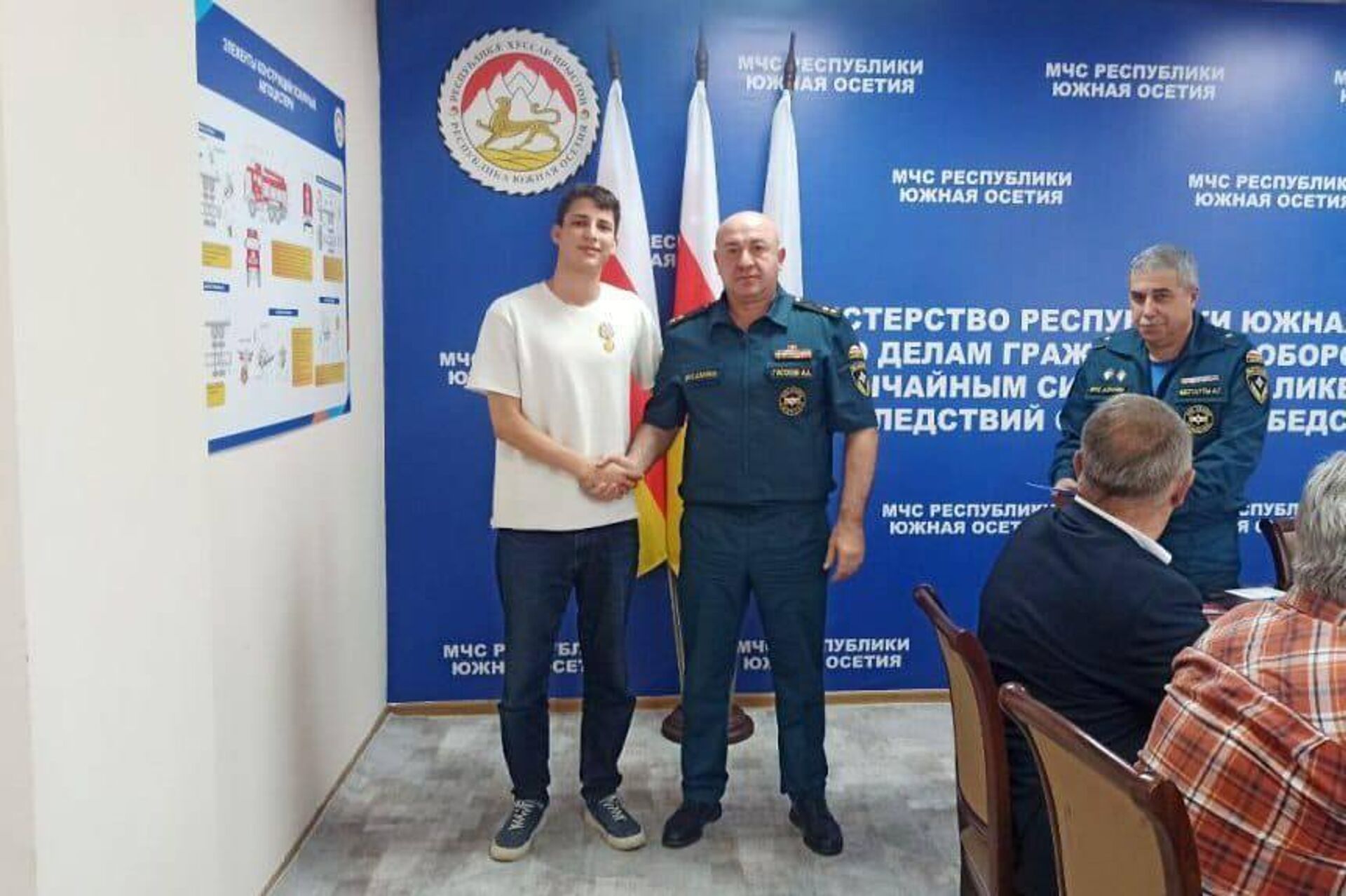В МЧС РЮО наградили молодых ребят за спасение утопающих В МЧС РЮО наградили молодых ребят за спасение утопающих - Sputnik Южная Осетия, 1920, 11.07.2025