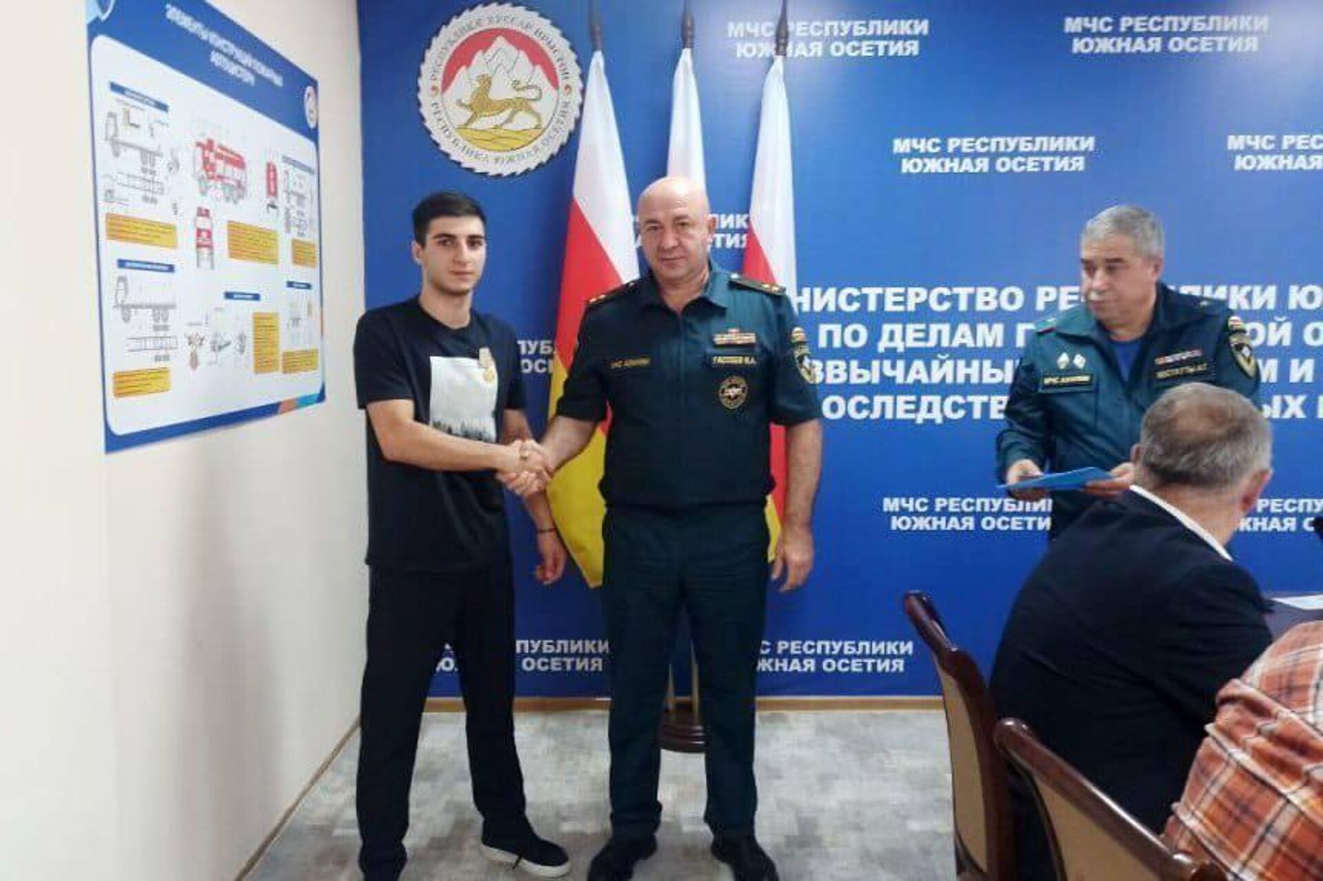 В МЧС РЮО наградили молодых ребят за спасение утопающих В МЧС РЮО наградили молодых ребят за спасение утопающих - Sputnik Южная Осетия, 1920, 11.07.2025