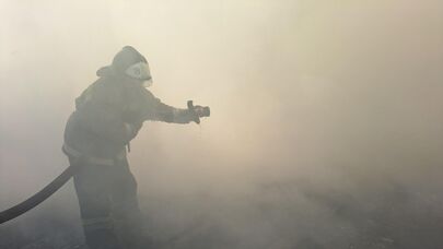 Сотрудники МЧС при тушении пожара