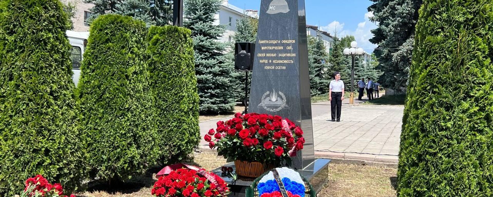 Руководство Южной Осетии возложило цветы к памятнику миротворцам - Sputnik Южная Осетия, 1920, 14.07.2025