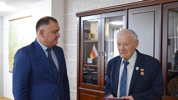 Встреча президента РЮО Алана Гаглоева с кандидатом филологических наук, профессором Гацыром Плиевым - Sputnik Южная Осетия