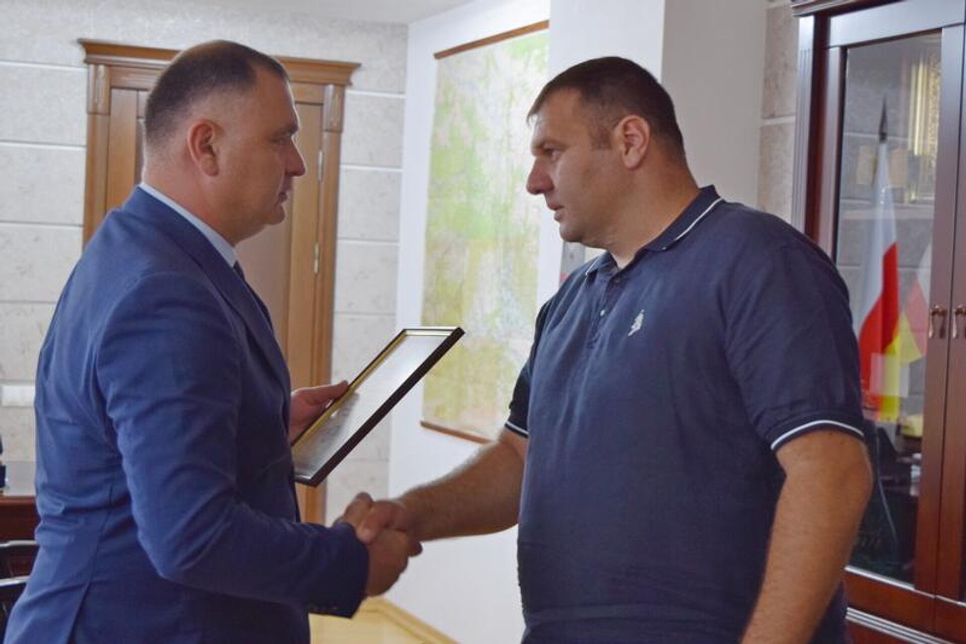 Президент Алан Гаглоев встретился с водителями станции скорой медицинской помощи Президент Алан Гаглоев встретился с водителями станции скорой медицинской помощи - Sputnik Южная Осетия, 1920, 17.07.2025