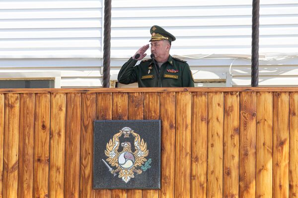 Министр обороны Юрий Яровицкий поздравляет новобранцев. Министр обороны Юрий Яровицкий поздравляет новобранцев. - Sputnik Южная Осетия
