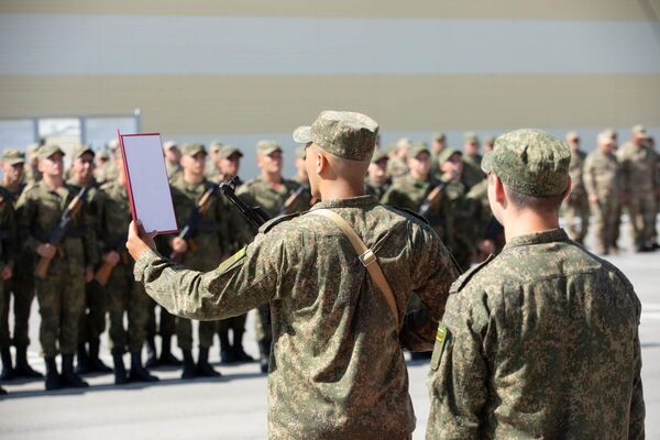 Новобранцы дают священную клятву на верность Родине Новобранцы дают священную клятву на верность Родине - Sputnik Южная Осетия