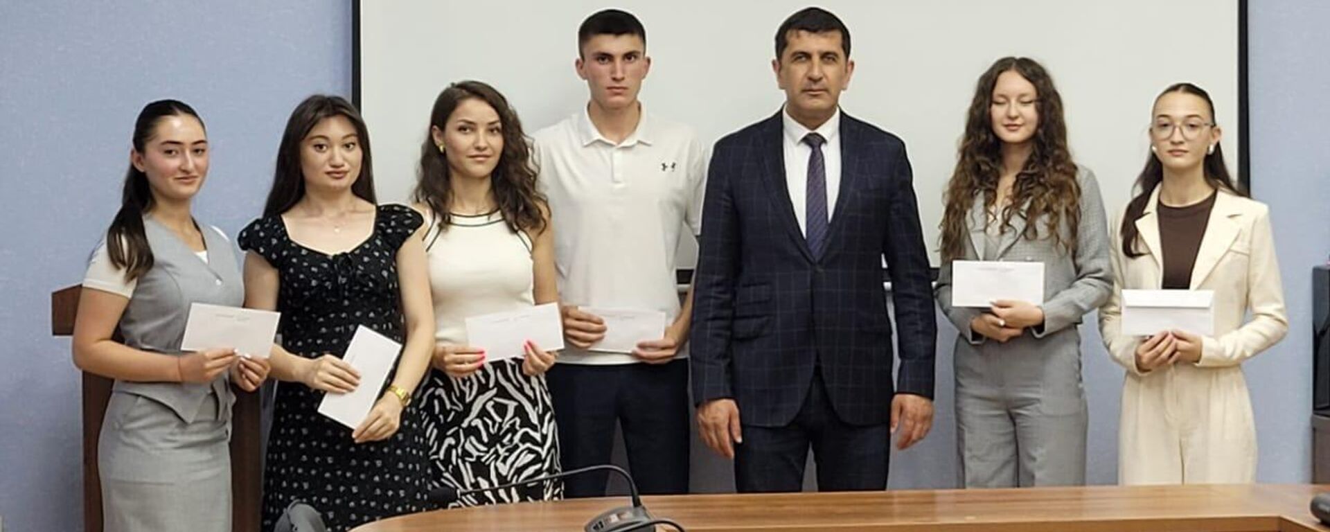 Национальный банк Южной Осетии вручил стипендии лучшим студентам ЮОГУ - Sputnik Южная Осетия, 1920, 18.07.2025