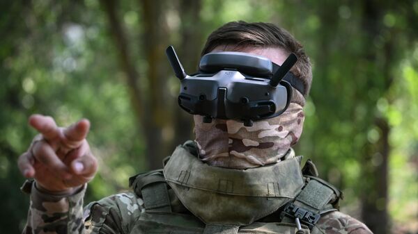 Оператор FPV-дрона в зоне СВО. Архивное фото  - Sputnik Южная Осетия