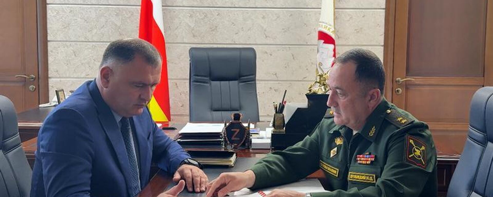 Встреча президента РЮО Алана Гаглоева с министром обороны Юрием Яровицким - Sputnik Южная Осетия, 1920, 23.07.2025