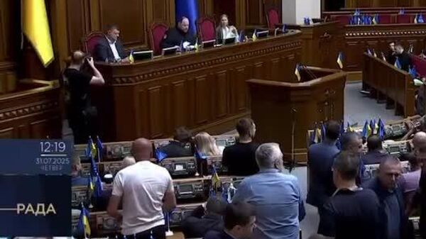 И к новостям украинской демократии: прямой эфир с заседания Верховной рады Украины о возвращении полномочий НАБУ начался с драки - Sputnik Южная Осетия