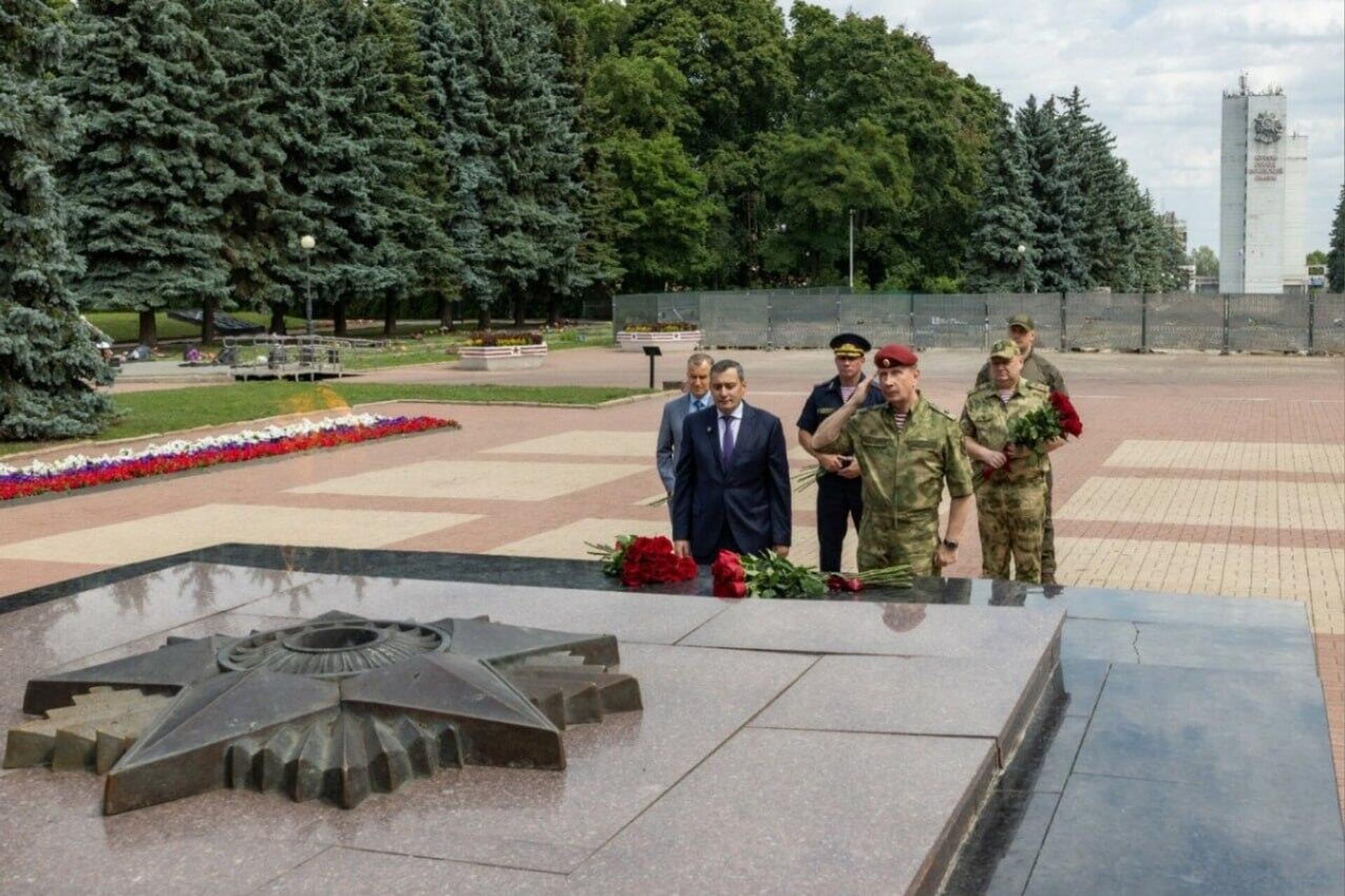 Виктор Золотов и Александр Хинштейн возложили цветы к центральному мемориалу Памяти павших в Курске - Sputnik Хуссар Ирыстон, 1920, 01.08.2025