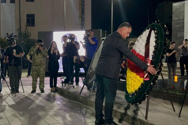 Церемония возложения цветов и венков у мемориального комплекса Защитникам Южной Осетии  - Sputnik Южная Осетия